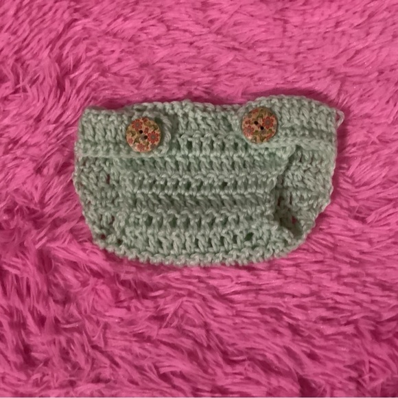 HANDCRAFTED & HAND CROCHETED GREEN DIAPER COVER WITH FLORAL WOODEN BUTTONS PR-NB - Picture 1 of 3